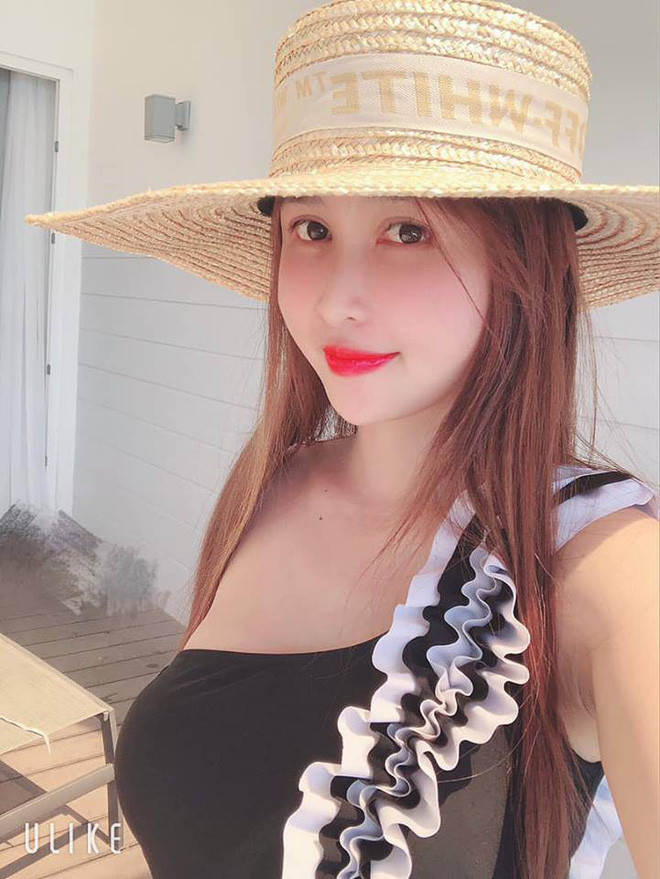 Nhờ gương mặt tròn, làn da trắng, sống mũi cao thẳng, trông Mina cực kì "hack tuổi", đặc biệt là trong những tấm hình selfie.