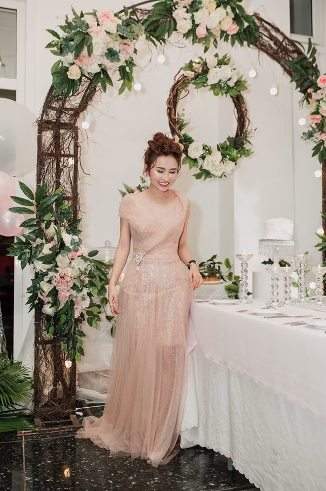 Những ai có theo dõi Minh Nhựa có lẽ không xa lạ gì với thông tin vị đại gia này từng có một đời vợ và hiện tại đang sống hạnh phúc với người vợ thứ hai có tên Nga Phạm, thường được gọi là Mina Phạm.