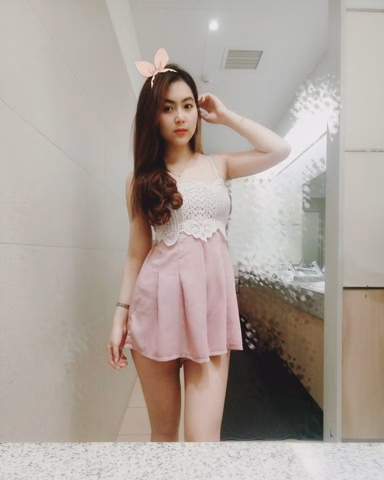 Gây ấn tượng bởi gương mặt baby, làn da trắng nõn và hình thể nuột nà, Trân Trần thiêu đốt ánh mắt người xem qua từng centimet trên cơ thể mình. Trong cả những bộ ảnh nghệ thuật lẫn hình ảnh đời thường, cô nàng đều gây chú ý bởi nhan sắc nổi bật.