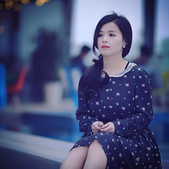 Ngay sau khi hình ảnh của mình tràn ngập khắp mạng xã hội, Hương Thảo đã khóa trang cá nhân bởi cô quá bất ngờ trước sự quan tâm từ cộng đồng mạng. Nhiều fanpage nổi tiếng đã chia sẻ khoảnh khắc "tỏa sáng" của Hương Thảo trên sân Mỹ Đình và so sánh nhan sắc của cô với những hoa hậu mới đăng quang trong thời gian gần đây.