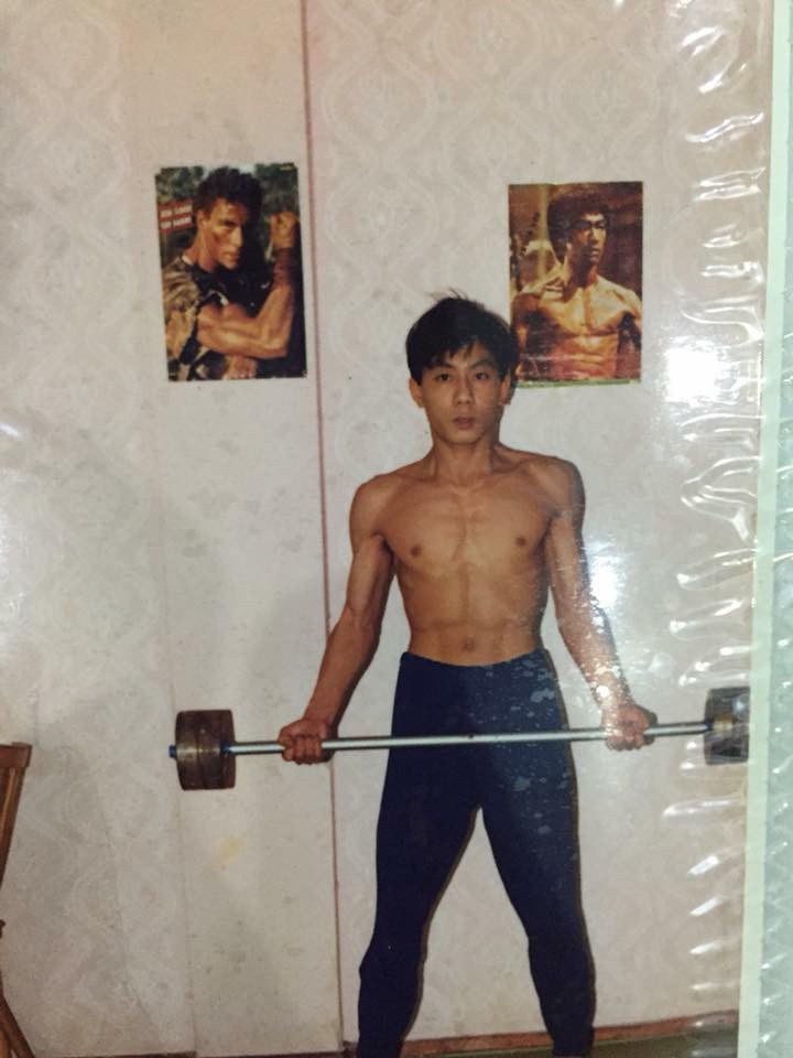 Chưa kể đến người đàn ông này còn sở hữu thân hình săn chắc với cơ bắp cuồn cuộn, 6 múi lộ rõ, đặc biệt là trong những bức ảnh khoe body khi tập tạ.