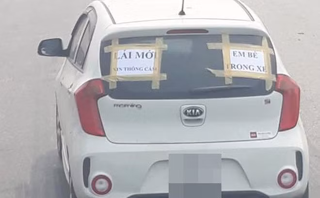 Những người tham gia giao thông tại Việt Nam khi ra đường không chỉ để ý tới đèn tín hiệu hay chỉ dẫn của người điều khiển giao thông mà còn rất chú ý tới những tấm biển xe bá đạo.