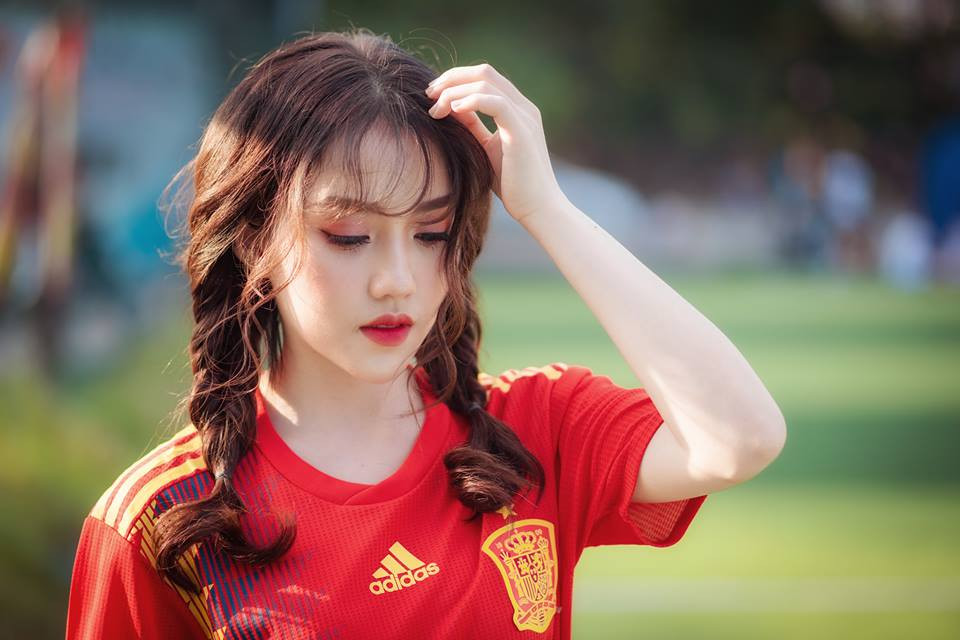 Sau khi hạnh phúc khi CLB yêu thích là Real Madrid giành chiếc cúp vô địch C1 thứ 13 trong lịch sử và lần thứ 3 liên tiếp đăng quang ngôi vương tại giải đấu danh giá nhất châu Âu. Thùy Dung lại tiếp tục thể hiện tình yêu bóng đá của mình bằng bộ ảnh xinh đẹp trong chiếc áo đấu chính thức của ĐT Tây Ban Nha tại World Cup 2018.