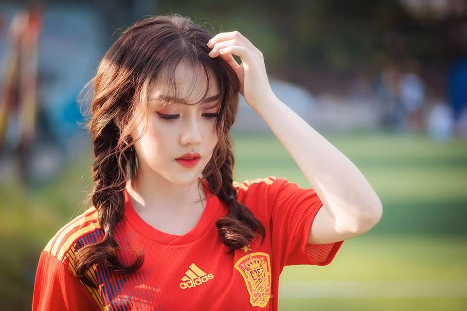 Sau khi hạnh phúc khi CLB yêu thích là Real Madrid giành chiếc cúp vô địch C1 thứ 13 trong lịch sử và lần thứ 3 liên tiếp đăng quang ngôi vương tại giải đấu danh giá nhất châu Âu. Thùy Dung lại tiếp tục thể hiện tình yêu bóng đá của mình bằng bộ ảnh xinh đẹp trong chiếc áo đấu chính thức của ĐT Tây Ban Nha tại World Cup 2018.