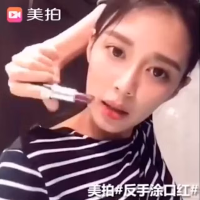 Với việc vòng tay qua đầu để đánh son được đánh giá là một màn thử thách khá khó với những người có khối vai lớn và không được dẻo.