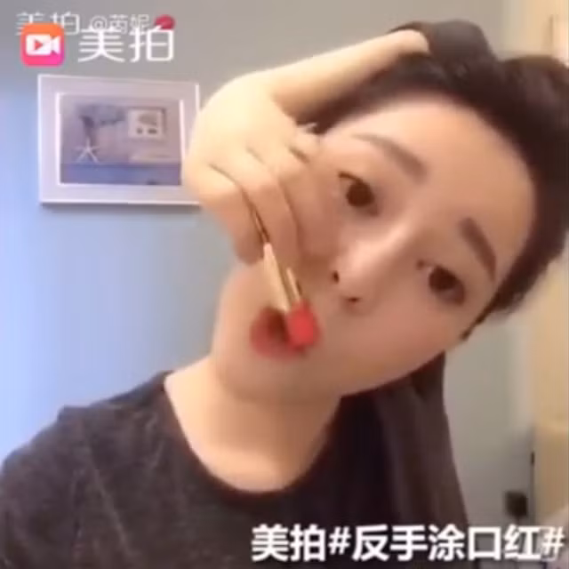 Thông thường, việc đánh son theo lối truyền thống cũng đòi hỏi nhiều về độ khéo léo từ đôi tay. Còn với trào lưu đánh sơn mới lạ này còn đòi hỏi cao hơn gấp bội phần.