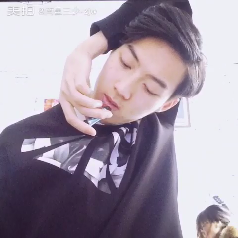 Bên cạnh đó còn có cả những chàng mỹ nam cũng tham gia thử thách vòng tay qua đầu tô son.