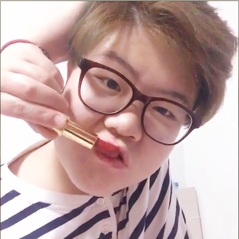 Đặc biệt trên những trang mạng xã hội tại Trung Quốc không thiếu những clip các bạn trẻ chấp nhận thử thách mới mẻ này.