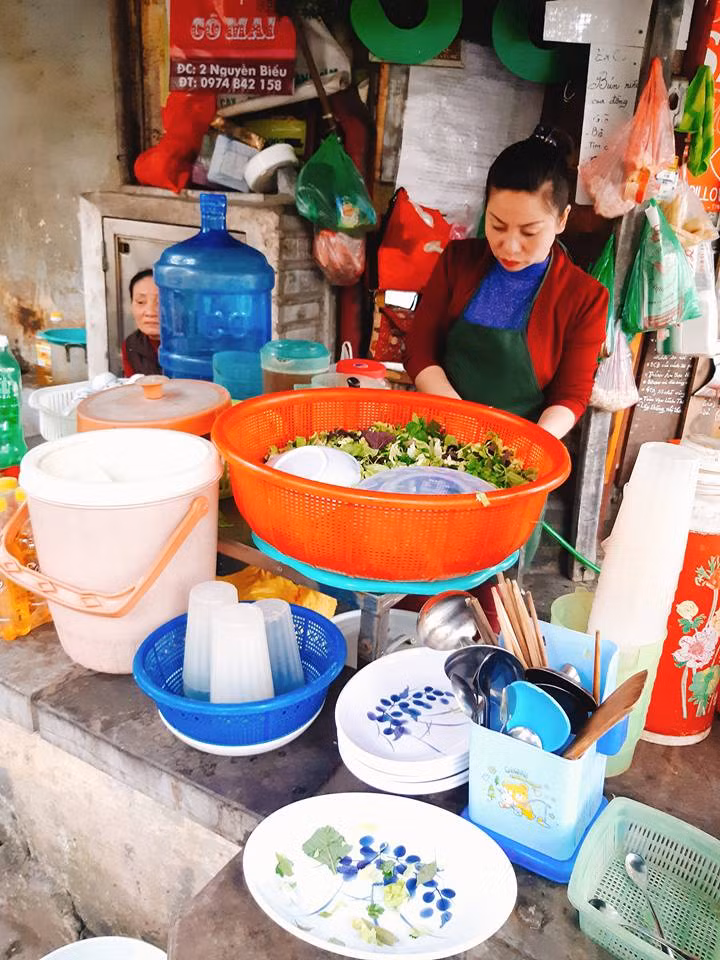 Chia sẻ với PV Kiến Thức, chị Hằng chủ quán bún riêu, bánh tôm tại cửa phủ Tây Hồ chia sẻ: "Dịp này khách đông nên nhà mình phải huy động thêm giúp việc để chạy bàn. Vì cửa hàng bán ở đây lâu rồi nên du khách cũng quen nhà và khỏi lo về giá. Bán giá cao hơn so với ngày thường nhưng chất lượng nhà chị vẫn phải sạch sẽ vì mình còn kinh doanh dài hơi chứ không chộp giật như quán khác".