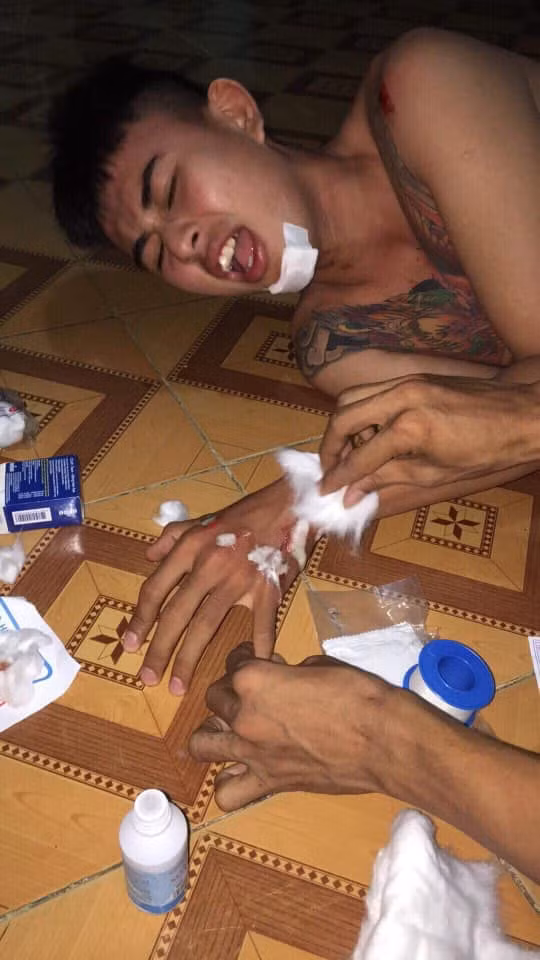 Những hình ảnh sau đó tiết lộ, cả hai đã gặp phải nhận cái kết đau đớn sau màn thả tay liều lĩnh của mình.