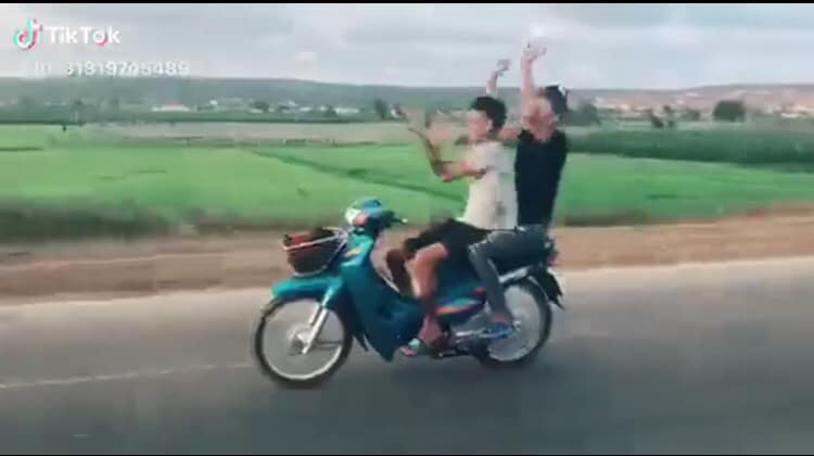 Sau khi clip đi xe thả tay múa quạt kiểu Khá Bảnh của 2 thanh niên được đăng tải, CĐM đã đưa ra nhiều ý kiến khác nhau. Nhưng đa phần đều lên án chỉ trích hành động không tuân thủ pháp luật và thích thể hiện của 2 nhân vật chính.