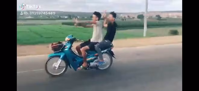 Theo nickname B.B bình luận: "Chẳng hiểu sao đi xe còn múa may quay cuồng. Đây là chỉ bị xước xát chứ nhỡ có tình huống khác, xử lý không kịp thì làm sao giờ."