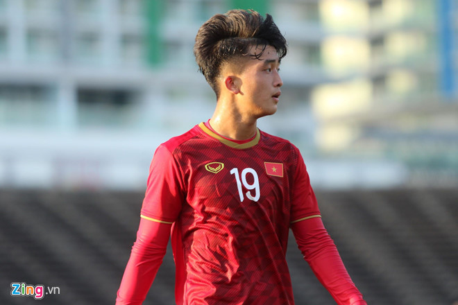 Trần Danh Trung (19 tuổi) sinh ra tại Thừa Thiên Huế, cầu thủ này đang thuộc biên chế CLB Viettel. Ngoài khả năng chơi bóng, 10X sở hữu vẻ ngoài điển trai, thân hình chuẩn.