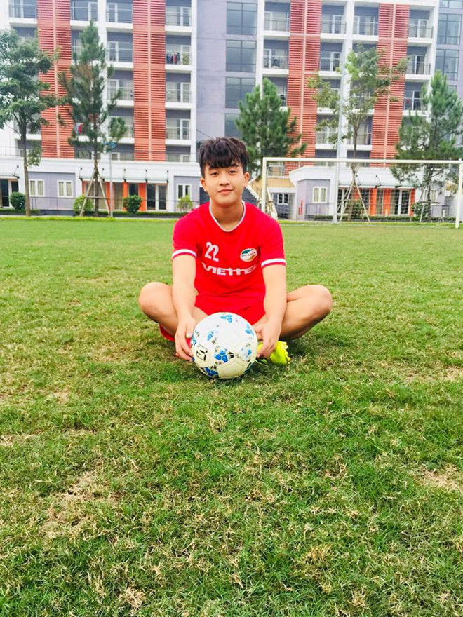 Điển trai và tài năng, Trần Danh Trung được nhiều cô gái nhận xét là mẫu bạn trai “trong mơ”. Trang cá nhân của tiền đạo trẻ cũng hút follow nhanh chóng, hiện có hơn 6.000 lượt theo dõi.