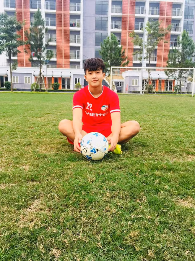 Điển trai và tài năng, Trần Danh Trung được nhiều cô gái nhận xét là mẫu bạn trai “trong mơ”. Trang cá nhân của tiền đạo trẻ cũng hút follow nhanh chóng, hiện có hơn 6.000 lượt theo dõi.