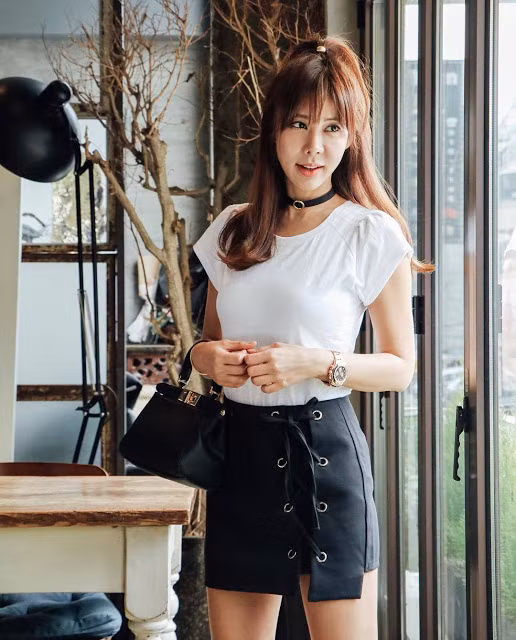 Chính bằng vẻ đẹp của mình, Kim Jun-hee đã giúp cho trang cá nhân của cô liên tục gia tăng lượng người theo dõi. Hiện tại con số đã chạm mức hơn 100.000 người.