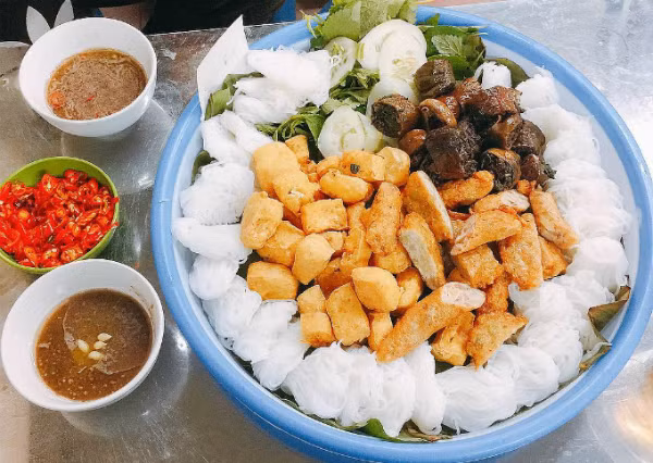 Tiến Dũng cho biết, khi ở Hà Nội, dịp cuối tuần, anh thường rủ bạn bè lên phố ăn món ăn đặc sản Hà Nội này và địa chỉ yêu thích là ngõ Hàng Khay.