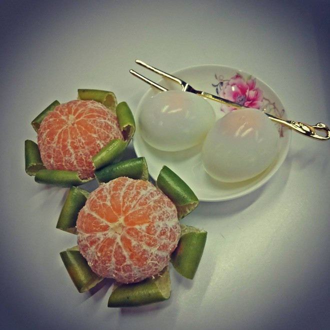 Thậm chí, khi được người yêu gợi ý "đổi gió", cô nàng trên còn đi mua luôn 1 chai vang Chile rồi về nhà thắp nến, cắm hoa, bật nhạc tắt đèn có khác gì ngồi dưới chân tháp Eiffel ngắm sao trên trời