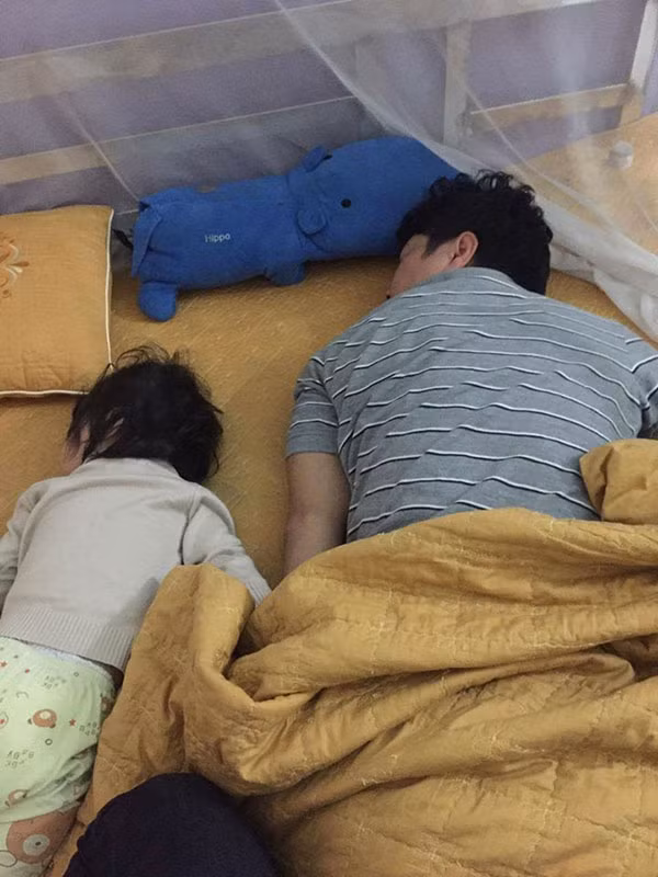 Nickname Hoang Danh Hoa chia sẻ rằng: "Nhìn các bé ngủ giống bố mà chạnh lòng, càng bị trêu là "đẻ thuê". Nhưng dù sao vẫn cảm thấy thật hạnh phúc khi ngắm nhìn bố con cùng ngủ ngon lành như thế".