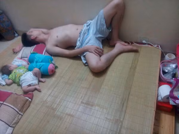 Sau khi đăng tải những bức ảnh của trào lưu khoe ảnh bố nào con nấy, nhiều bà mẹ bỉm sữa còn tếu táo bình luận rằng: "Con giống cha là nhà có phúc nhưng không hiểu có phúc hay chưa nhưng nhìn thôi đã thấy yêu lắm rồi!".