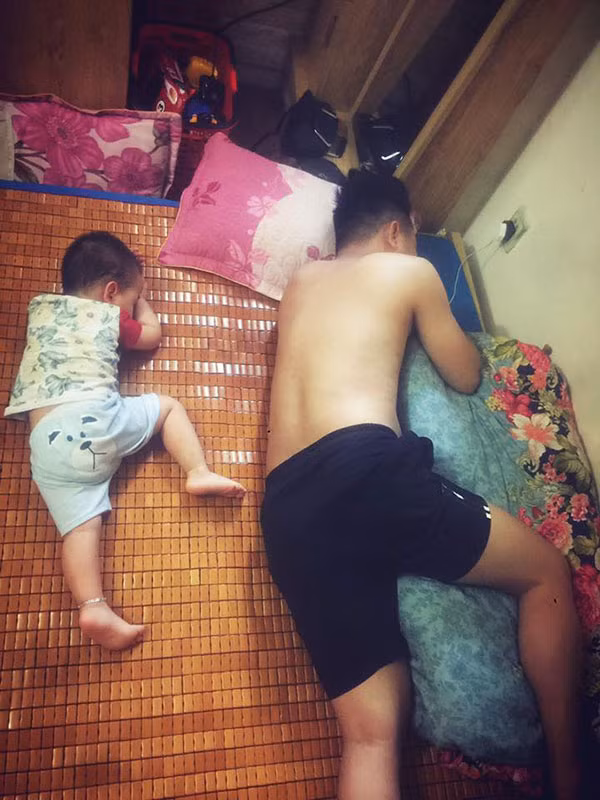 Bắt đầu từ bức ảnh được một bà mẹ bỉm sữa đăng tải trên mạng xã hội khoe khoảnh khắc của thiên thần nhỏ đang say giấc, bên cạnh là ông bố với tư thế ngủ giống con như tạc thì ngay lập tức những bà khác cũng có dịp "show hàng" những bức ảnh của chồng con mình và dần biến nó trở thành một phong trào khoe ảnh mang tên "bố nào con nấy".