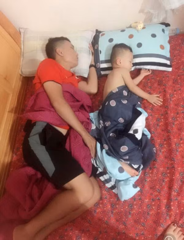 Cũng chính sau những bức ảnh của trào lưu "bố nào con nấy" này mới biết được rằng, mọi vất vả, lo toan, mệt nhọc của người phụ nữ chỉ có thể đánh đổi bằng sự bình yên của các thành viên trong gia đình nhỏ bé.