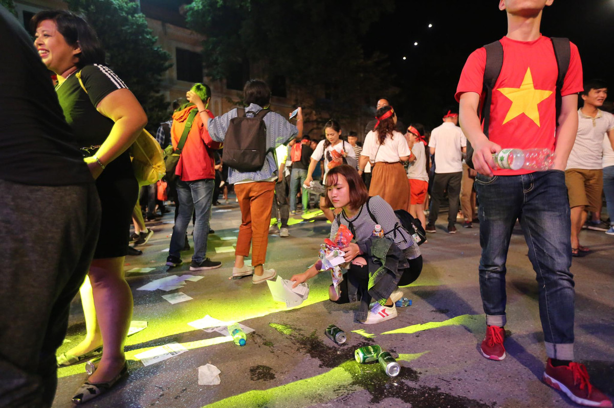 Con phố đi bộ nơi sinh hoạt chung của hàng triệu người mỗi dịp cuối tuần sẽ sạch sẽ hơn rất nhiều.