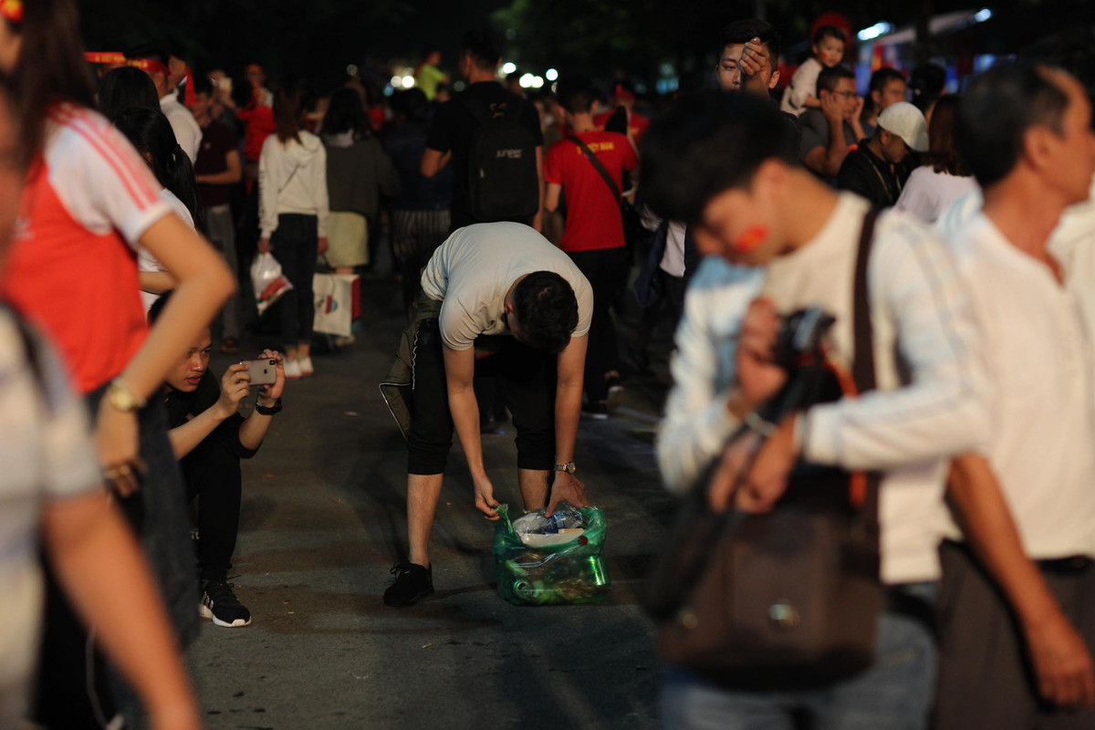 Có mặt tại phố đi bộ Hồ Gươm tối ngày 2/12, sau khi trận đấu của các cầu thủ đội tuyển Việt Nam kết thúc, ai cũng trong tâm trạng phải lấy xe thật nhanh để ra đường chung vui với các CĐV khác thì vẫn còn đó những bạn trẻ ở lại để tìm những chiếc túi ni-lon và cho những mẩu rác vào.