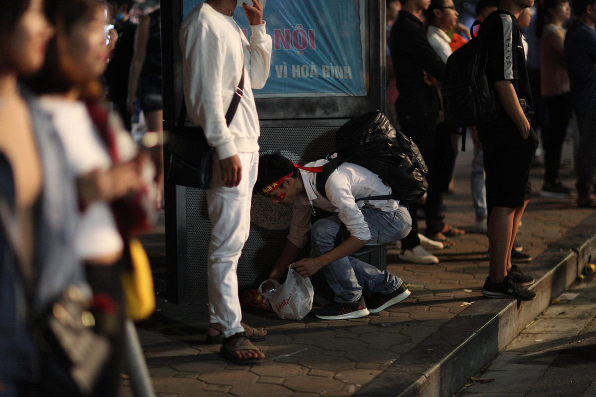 Tuy nhiên, ở quê nhà những người hâm mộ đội tuyển Việt Nam cũng ghi một bàn thắng vô cùng quan trọng trong mắt bạn bè quốc tế cùng chung vui với mình đó là tự thu dọn rác tại các điểm offline.