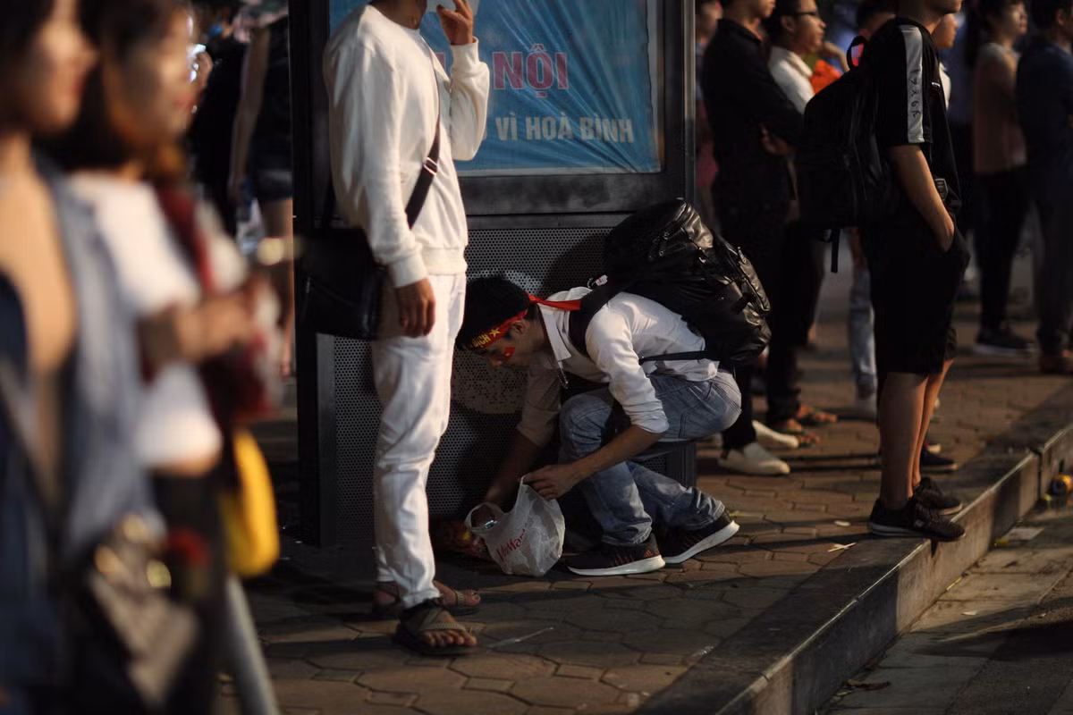 Tuy nhiên, ở quê nhà những người hâm mộ đội tuyển Việt Nam cũng ghi một bàn thắng vô cùng quan trọng trong mắt bạn bè quốc tế cùng chung vui với mình đó là tự thu dọn rác tại các điểm offline.