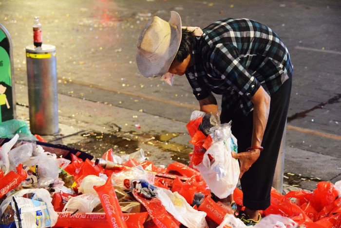 Mọi thứ rác đã được tập kết tại điểm đổ rác để tiện phân loại. Ảnh sử dụng trong bài: Minh Sơn - Hoài Nhân.