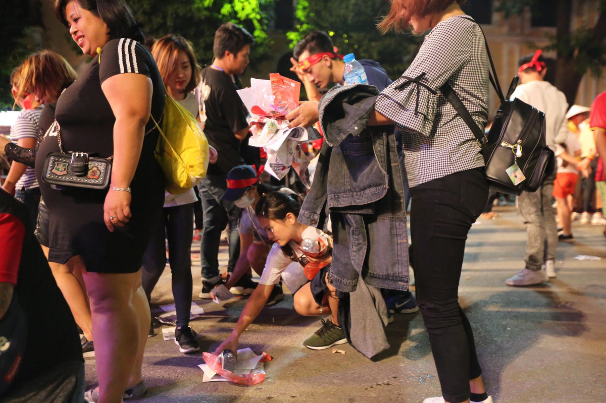 Rất nhiều những bạn nữ đã chung tay nhặt rác trên phố đi bộ Hồ Gươm sau trận bóng đá giữa đội tuyển Việt Nam và Philippines tại bán kết lượt đi AFF Suzuki Cup 2018.