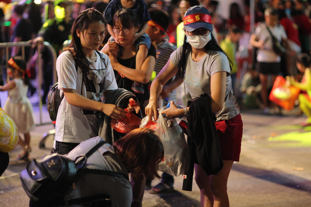 Từ một người làm rồi nhiều bạn trẻ khác cũng tự giác thực hiện những công việc dù không phải của mình để giữ vệ sinh chung cho khu vực offline cổ vũ đội tuyển Việt Nam trên phố đi bộ Hồ Gươm tối ngày 2/12.