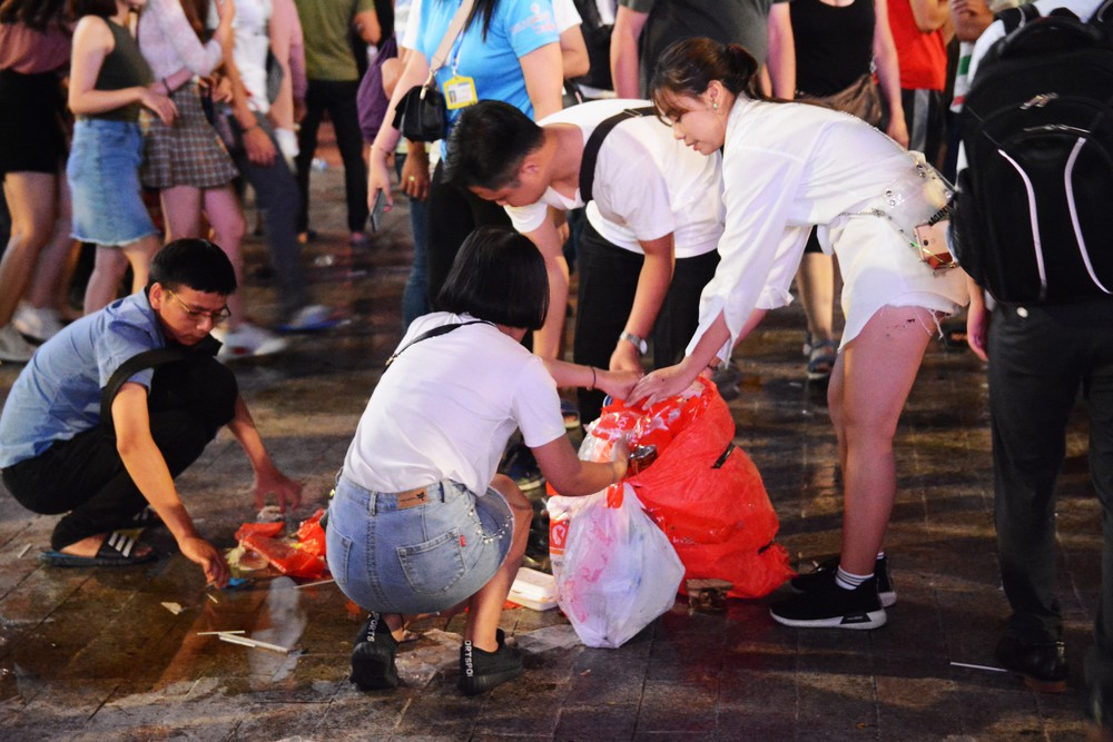 Trước đó, tại TP HCM các cổ động viên của đội tuyển Việt Nam cũng hành động tương tự và đã được báo chí ghi lại những hình ảnh vô cùng đẹp và ý nghĩa.