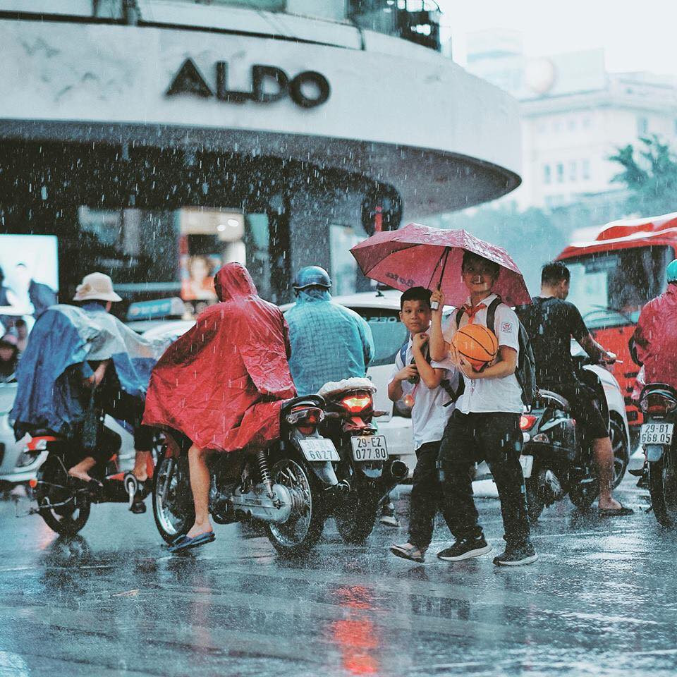 Giờ tan tầm đông đúc, cơn mưa làm cho phố xá giảm đi cái oi ả và mùi khói xe cộ.