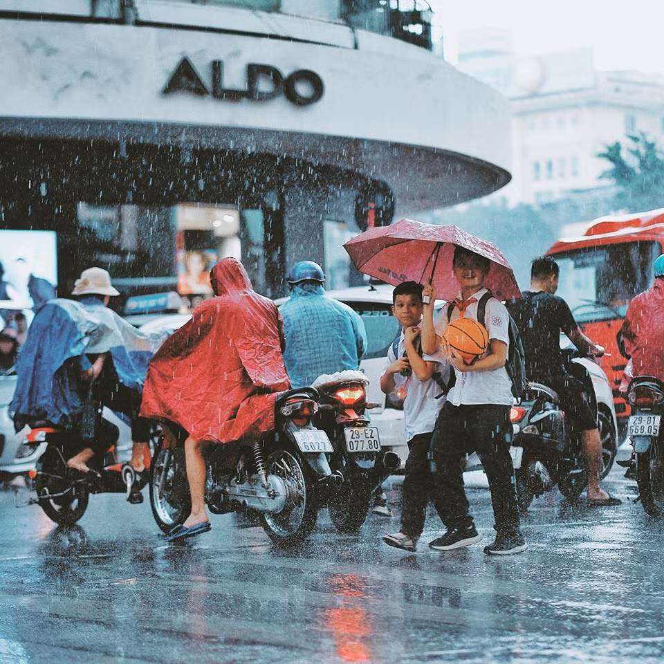 Giờ tan tầm đông đúc, cơn mưa làm cho phố xá giảm đi cái oi ả và mùi khói xe cộ.