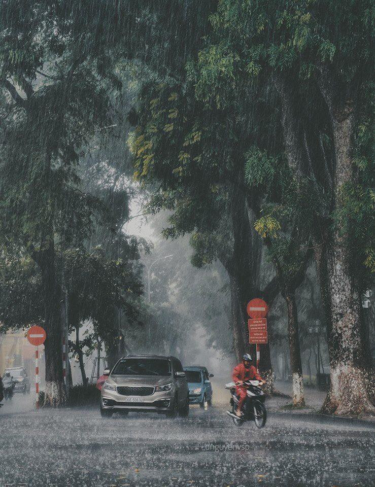 Góc phố đi bộ Hồ Gươm bất chợt "gặp" cơn mưa rào.