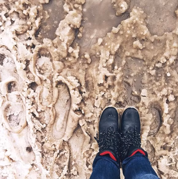 Nhiều bạn trẻ nghĩ rằng những bông tuyết rơi sẽ khiến khung cảnh trở nên vô cùng lãng mạn lắm. Nhưng với những bạn trẻ từng sống tại khu vực có tuyết thì lại không thấy điều đó. Mỗi khi tuyết tan, nó khiến phố xá vô cùng bẩn thỉu và giày dép đi lại cũng chính vì thế sẽ phải được thường xuyên lau chùi.