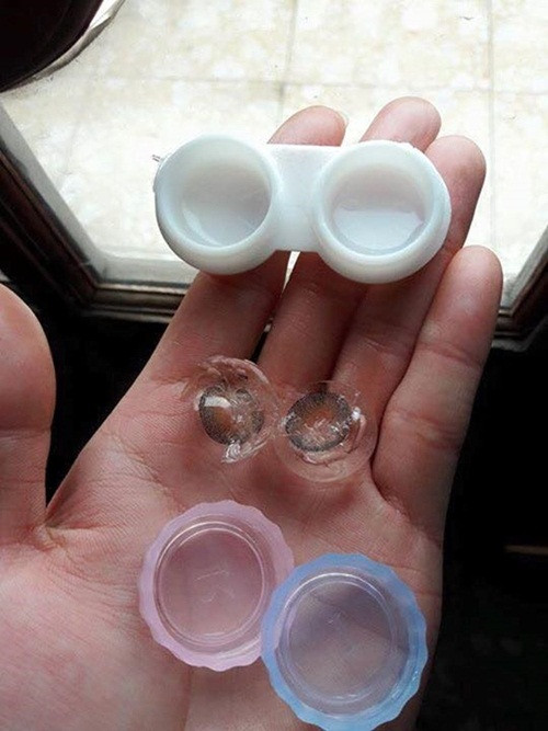 Khổ nhất là những bạn đeo kính áp tròng, vì chỉ cần lơ đãng để hộp kính gần cửa sổ thì sáng dậy ra sẽ thấy cảnh tượng tất cả dung dịch trong hộp kính cùng lens đeo mắt đóng băng.