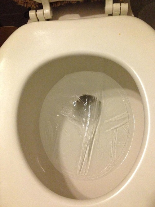 Lý do thứ hai khiến dân mạng ghét mùa đông đó là khi nhiệt độ hạ thấp, mọi thứ chất lỏng đều có thể trở thành dạng băng. Các bạn trẻ không thể giải quyết "nỗi buồn cơ bản nhất" của mình trong những rét kỷ lục như thế này.