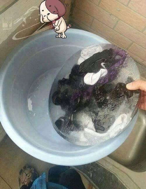 Với nhiều bạn trẻ, giặt đồ mùa đông đúng là một cực hình. Hãy tưởng tượng khi bàn tay ấm áp của bạn mà phải sờ vào dòng nước lạnh giá cũng đã thấy rợn người. Chính việc lười giặt đồ dẫn đến việc bạn không có đồ mặc những ngày tiếp theo.