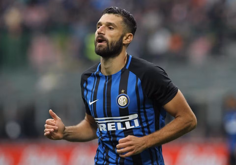 Conte theo dõi 2 cầu thủ Inter: Nguồn tin chuyển nhượng cầu thủ từ tờ trang FcInterNews cho hay, HLV Conte đã cử người sang Italia để xem giò hai cầu thủ Antonio Candreva và Skriniar. Trong đó, Skriniar đang gây ấn tượng mạnh mẽ ở mùa giải này.