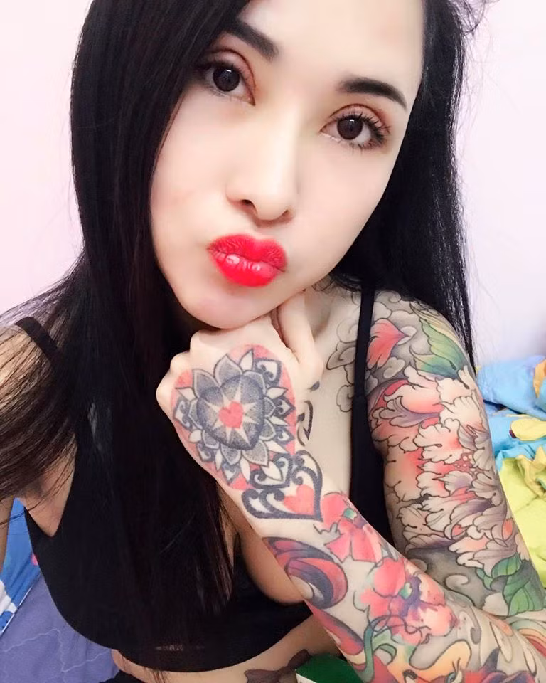 Tiếp lời Quan Tran, thành viên Dang Thong bình luận:"Thực sự không hiểu đây là đang kén rể hay là đang khoe của. Chị này có 100.000 USD và Vertu nhưng số đó có giúp chị tìm được một tấm chồng tốt".