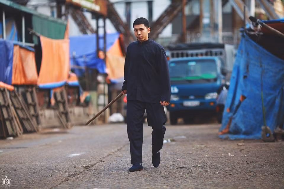 Lấy bối cảnh là chợ Long Biên và phố cổ Tạ Hiện, bộ ảnh Diệp Vấn phiên bản Việt đã trở nên gần gũi hơn với cư dân mạng Việt.