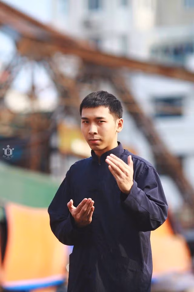 Sau khi bộ ảnh được đăng tải, cư dân mạng đã tìm ra danh tính của anh chàng được gọi là bản sao của Diệp Vấn, mang tên Lê Đông.