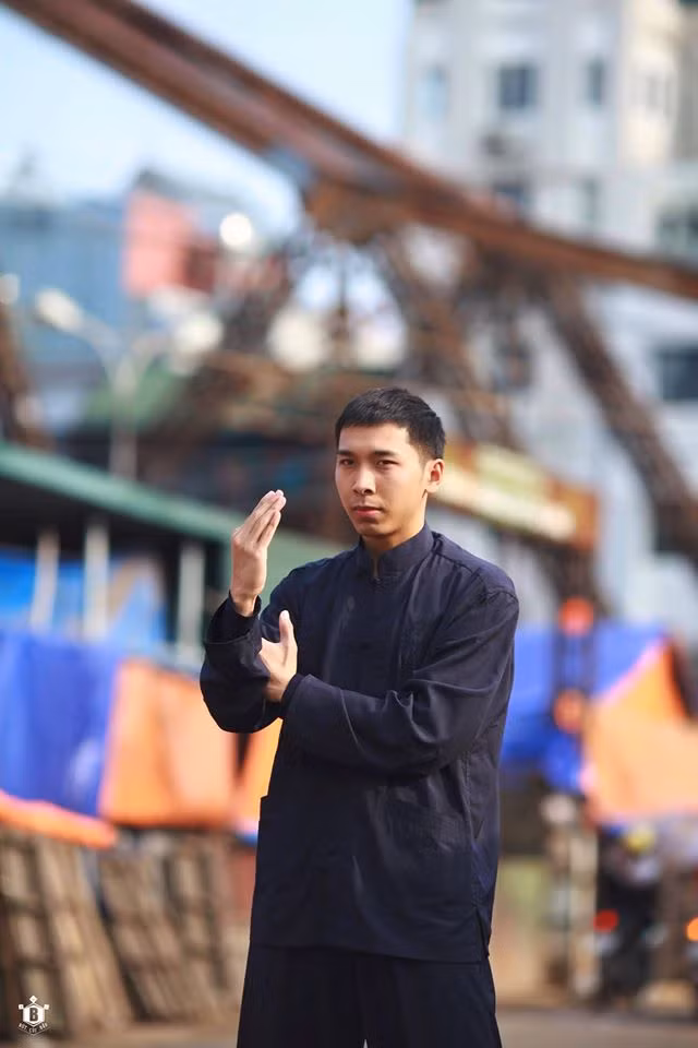 Trên trang cá nhân của mình, bản sao của Diệp Vấn còn vui vẻ khi đăng tải dòng tâm sự với giọng điệu hệt như trong phim: "Mình là Đông, mọi người bảo mình giống Diệp Vấn. Từ giờ mình không ghét, không giận ai nữa. Mình thấy mọi việc đều là nhân quả. Hãy sống như mình, đời sẽ đẹp hơn".