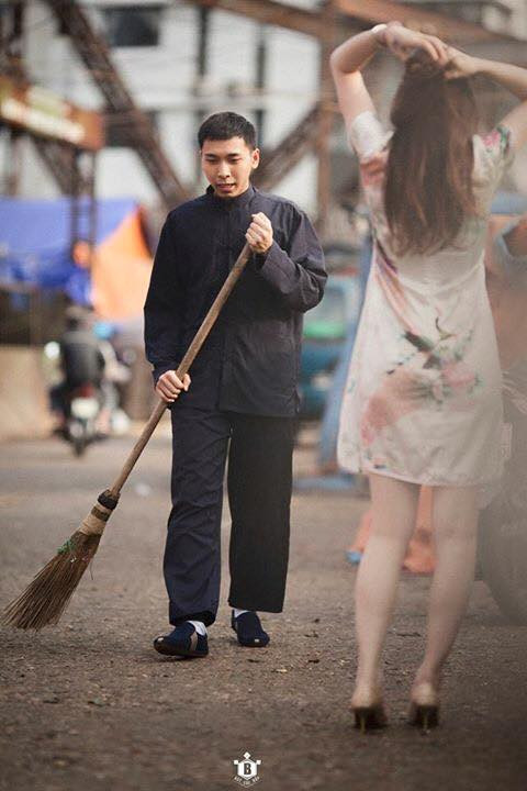 Lê Đông sinh ngày 25/12/1991 tại Hà Nam. Anh chàng "Diệp Vấn phiên bản Việt" này từng là cựu sinh viên của trường Đại học sư phạm kỹ thuật Hưng Yên và hiện đang làm tại một khu công nghiệp điện tử gần nhà.