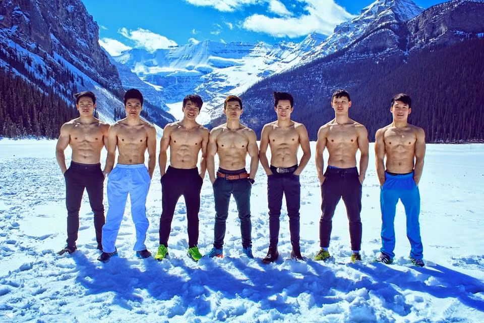 Vừa qua, anh cùng với các thành viên của ĐT thể dục dụng cụ Việt Nam có chuyến tập huấn ngắn ngày tại thành phố Edmonton (Canada). Đây cũng là chuyến tập huấn, cọ xát trước khi toàn đội tham dự Sea Games 28 sắp diễn ra. Ảnh: FBNV.