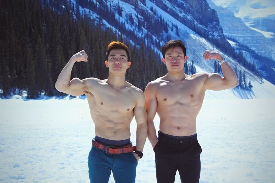 Phước Hưng (trái) cùng với đồng đội đều có thân hình cực chuẩn, cơ bụng 6 múi. Thời tiết tại Canada khá lạnh nhưng các tuyển thủ vẫn quyết định thể hiện sức khỏe của mình. Ảnh: FBNV.