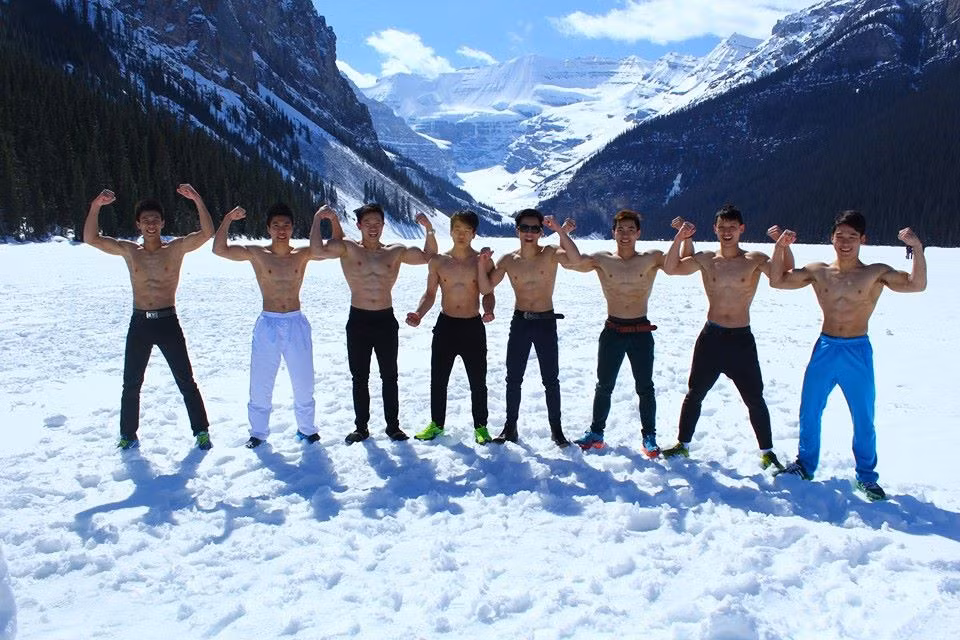 Trong thời tiết giá lạnh tại Canada, Phước Hưng và các thành viên còn lại của đội đã cởi trần, khoe cơ bắp hoành tráng. Ảnh: FBNV.